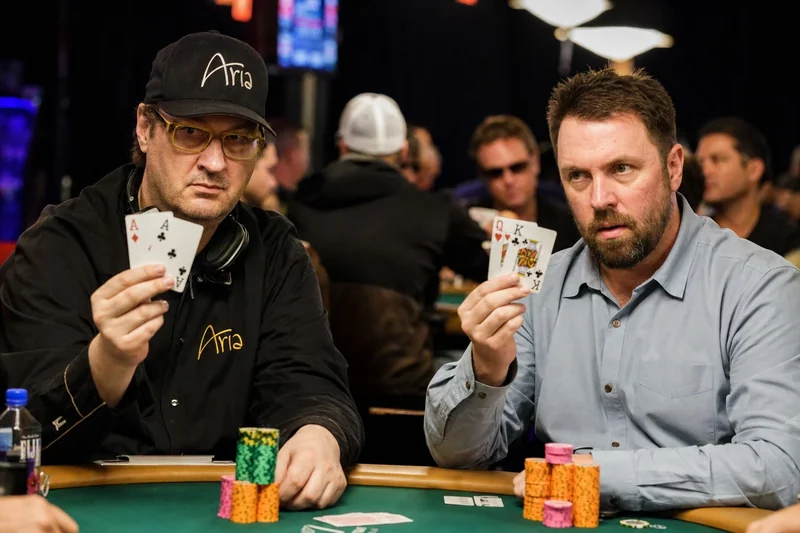 Gracze odkrywający karty podczas showdownu w pokerze